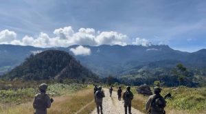 Patroli Dialogis Ops Damai Cartenz Warnai Aktivitas Warga di Distrik Sinak