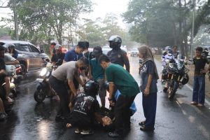 Humanis dan Responsif, Kapolda Bengkulu Berikan Pertolongan kepada Korban Laka di Pantai Panjang