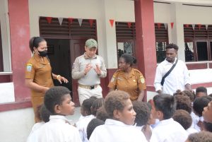 Satgas Damai Cartenz Bagikan Tas dan Alat Tulis untuk Masa Depan Papua