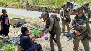 Warga Disapa, Anak-Anak Diajak Ceria: Patroli Humanis Satgas Damai Cartenz di Muara